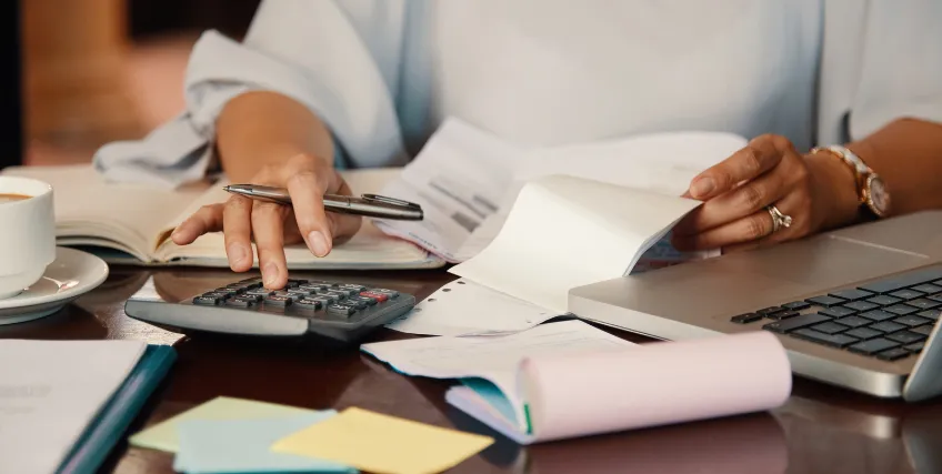 Pros and Cons of Invoice Discounting for Growing Businesses